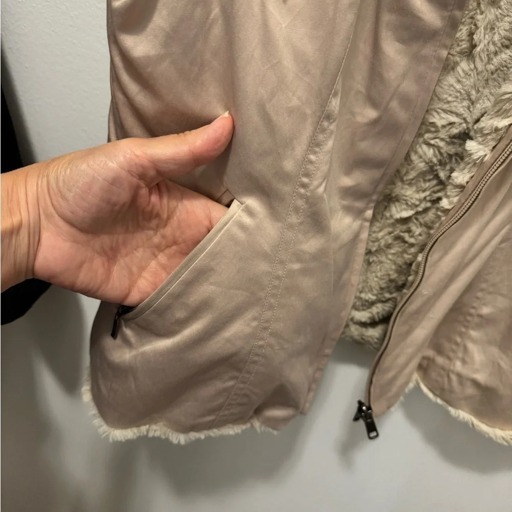 CAbi Shearling Lined CabinCore Adventure Ready Outdoor Vest Cozy Chic Layering - Picture 6 of 10